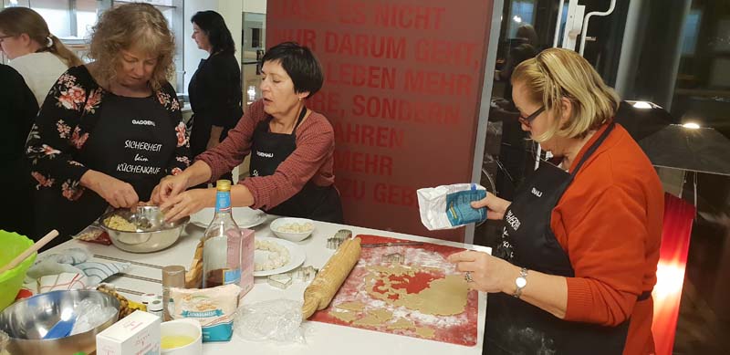 Wir Andritzer Kekse backen im Küchen-Raumdesign Griessner